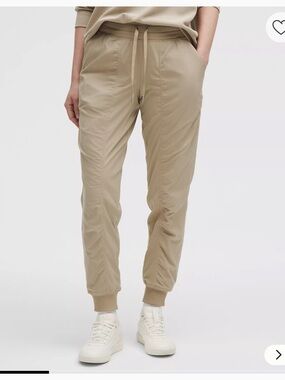 Lululemon Dance Studio Mid-Rise Jogger on Sheer Oak Sz 4